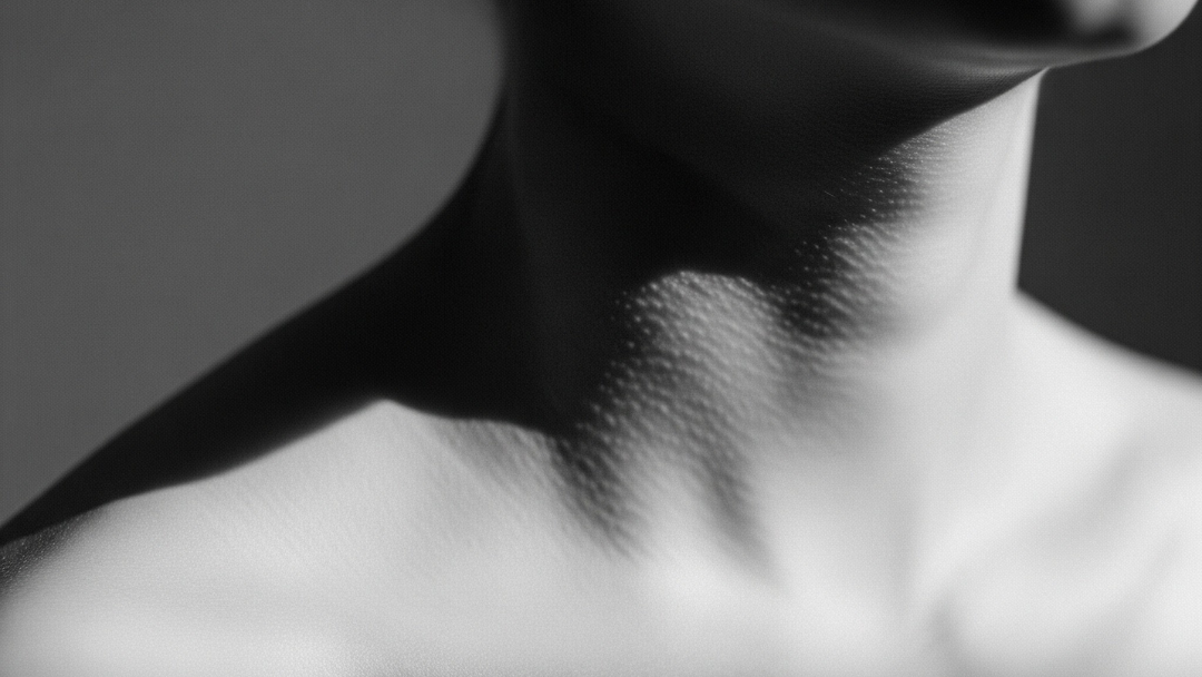 Mujer con tensión en el cuello y hombros reflejando la memoria corporal de las cargas emocionales y el estrés.