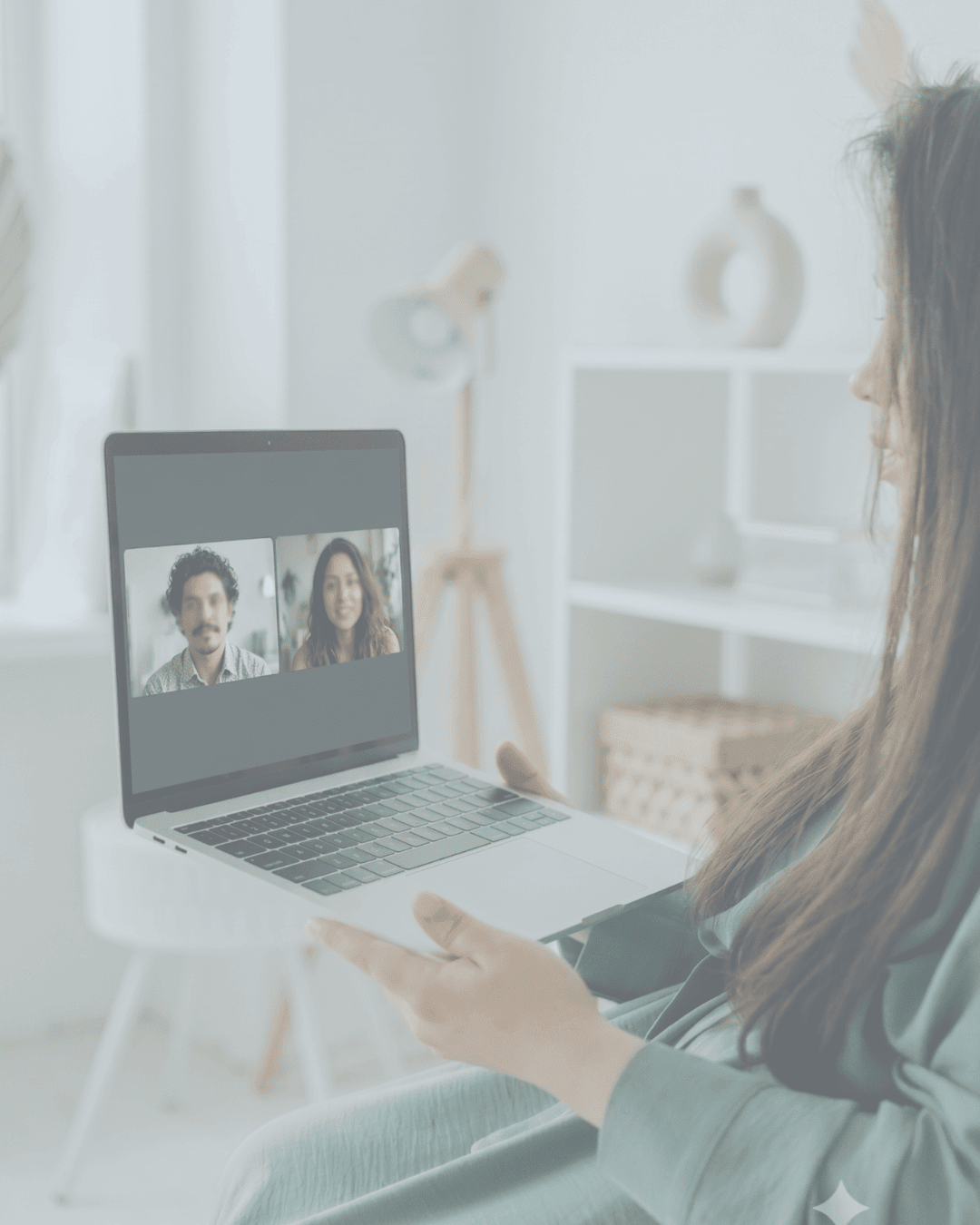 terapia familiar en linea Ilustración de una familia en una sesión de terapia familiar en línea por videollamada